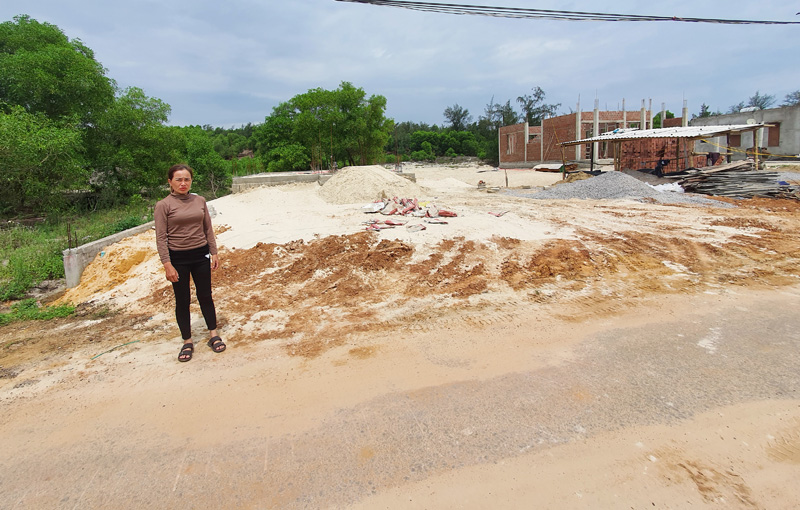 Bà Trần Thị Dỉnh cho rằng UBND xã Ngư Thủy đã lấy đất của gia đình bà đang sử dụng ổn định để phân lô  bán nền. 