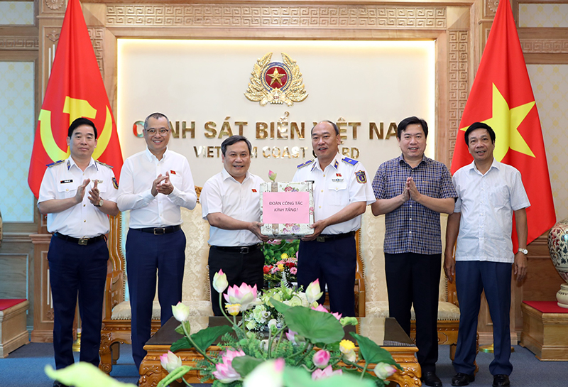 Đoàn Đại biểu Quốc hội tỉnh thăm, tặng quà Bộ Tư lệnh Cảnh sát biển Việt Nam