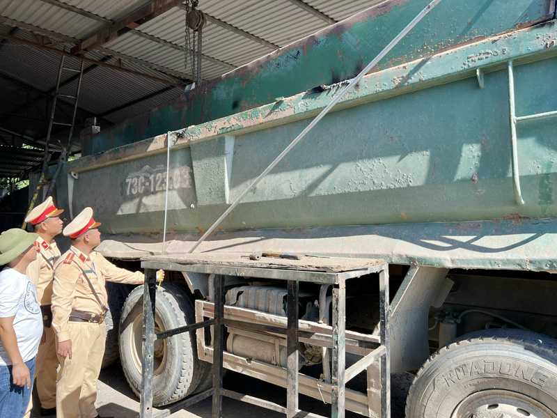 Lực lượng CSGT thuộc Phòng CSGT tiến hành đo kích thước thùng xe có vi phạm để xử lý việc cắt bỏ phần thành thùng xe vi phạm.