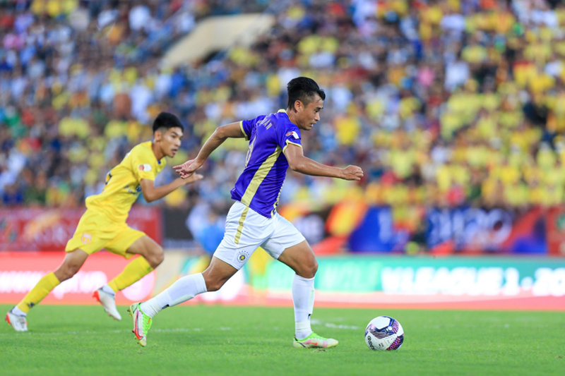 Minh Tuấn bỏ lỡ tình huống ghi bàn rõ rệt nhất kể từ đầu trận của Hà Nội. (Ảnh: Minh Hoàng) 