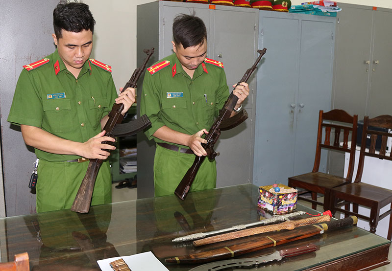 Qua công tác vận động, Văn phòng Cơ quan Cảnh sát điều tra đã tiếp nhận 2 súng quân dụng AK do người dân tự nguyện giao nộp.