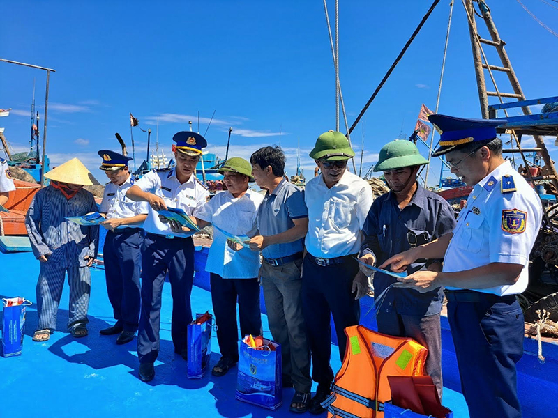    Lực lượng chức năng tận tình giới thiệu, bổ sung kiến thức phát luật cho ngư dân tham gia đánh bắt hải sản trên biển.
