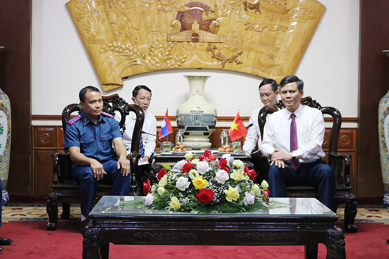 Đồng chí Trần Thắng trao đổi với trưởng Đoàn công tác của VKSND tỉnh Khăm Muộn Khăm Đeng Sỉ Bun Hương.  