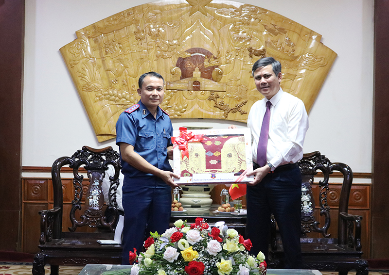 Đồng chí Trần Thắng và Viện trưởng VKSND tỉnh Khăm Muộn Khăm Đeng Sỉ Bun Hương trao quà, chụp ảnh lưu niệm tại buổi gặp mặt.