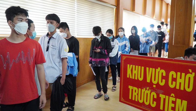 Học sinh các trường THPT trên địa bàn TP. Đồng Hới tham gia tiêm vắc xin phòng Covid-19 mũi 3. 