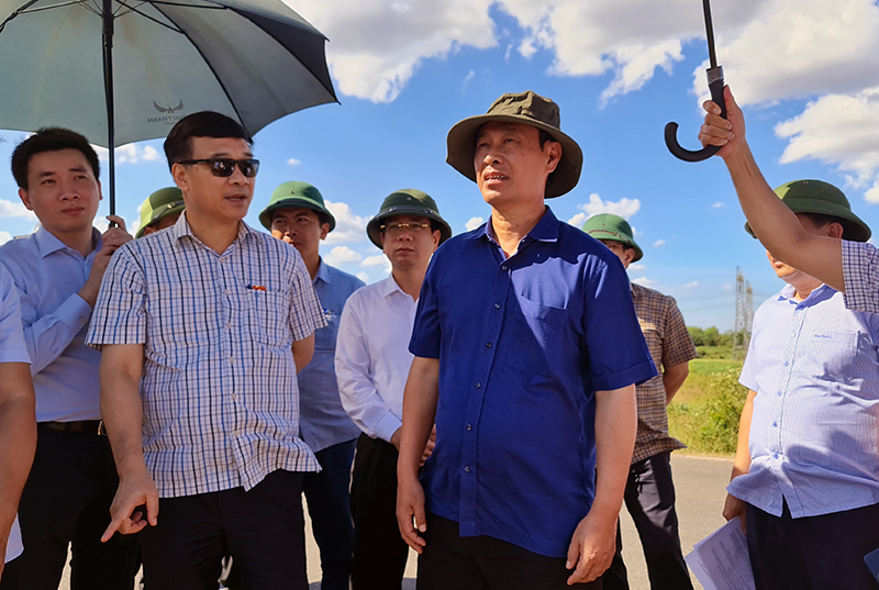 Đồng chí Chủ nhiệm Ủy ban Kinh tế Quốc hội Vũ Hồng Thanh kiểm tra việc chuyển đổi mục đích sử dụng rừng, đất rừng và đất trồng lúa của dự án thành phần cao tốc Vũng Áng-Bùng. 