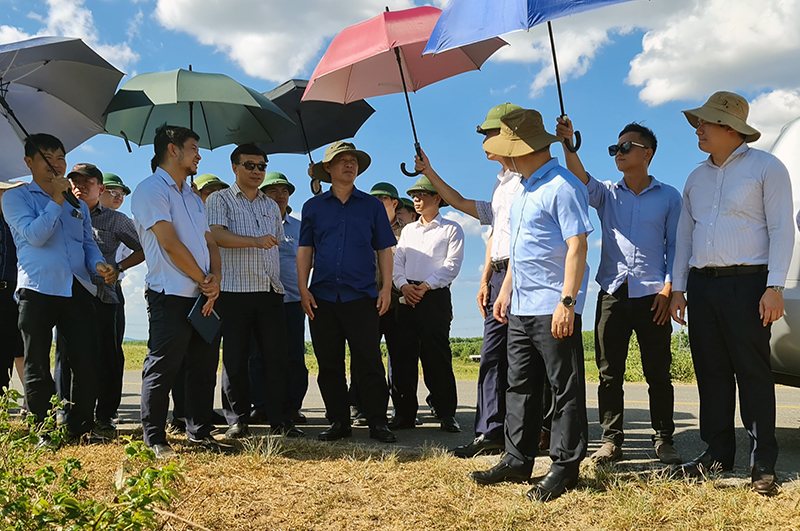 Đồng chí Chủ nhiệm Ủy ban Kinh tế Quốc hội Vũ Hồng Thanh kiểm tra việc chuyển đổi mục đích sử dụng rừng, đất rừng và đất trồng lúa của dự án thành phần cao tốc Vũng Áng-Bùng. 