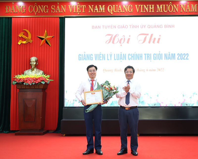 Đồng chí Trưởng ban Tuyên giáo Tỉnh ủy Cao Văn Định trao thưởng cho thí sinh đạt giải nhất hội thi.