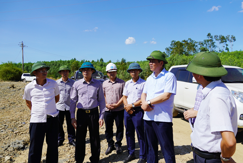 Đồng chí Chủ tịch UBND tỉnh Trần Thắng kiểm tra các bãi đổ thải trên địa bàn xã Vĩnh Ninh, huyện Quảng Ninh.