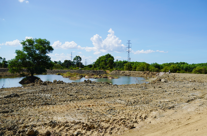 Một bãi đổ thải trên địa bàn xã Vĩnh Ninh, huyện Quảng Ninh.