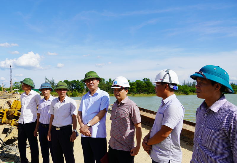 Đồng chí Chủ tịch UBND tỉnh Trần Thắng kiểm tra tiến độ công trình cầu sông Dinh.