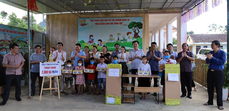 Đồng chí Trưởng ban Nội chính Tỉnh ủy Nguyễn Lương Bình thăm, tặng quà cho học sinh tại Trường mầm non Hồng Hóa và Trường tiểu học Hồng Hóa. 