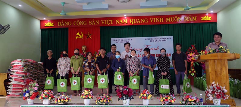Đồng chí Trưởng ban Nội chính Tỉnh ủyNguyễn Lương Bình thăm, tặng quà cho học sinh tại xã Yên Hóa. 
