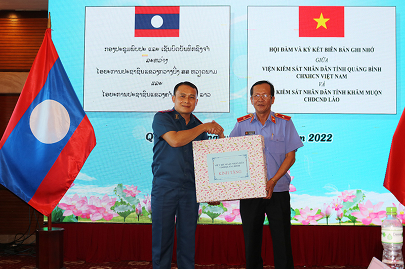 Dịp này, VKSND tỉnh Quảng Bình đã trao tặng 2 bộ máy tính hiện đại cho VKSND tỉnh Khăm Muộn