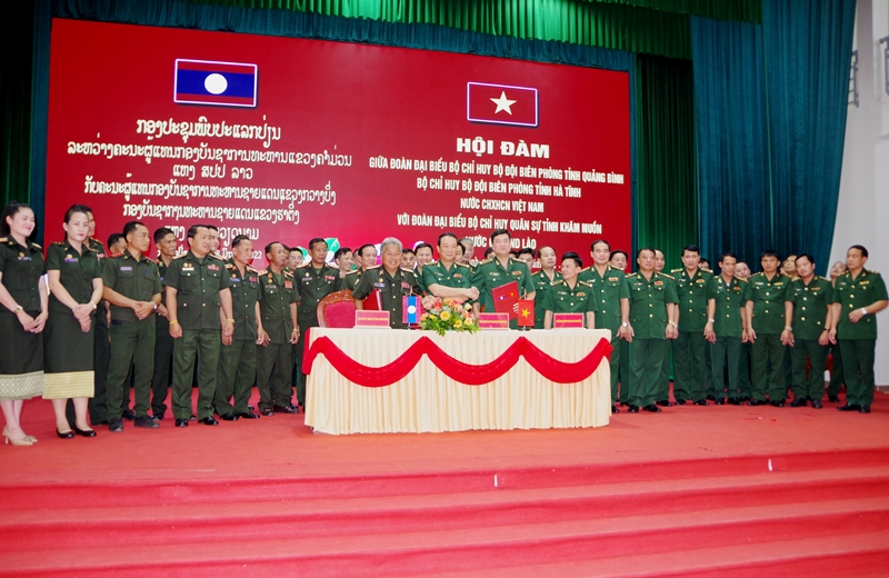 Lãnh đạo Bộ Chỉ huy BĐBP tỉnh, Bộ Chỉ huy BĐBP tỉnh Hà Tĩnh và lãnh đạo Bộ Chỉ huy Quân sự tỉnh Khăm Muộn (Lào) ký kết biên bản ghi nhớ, phối hợp công tác và có sự chứng kiến của các đại biểu hai bên.   