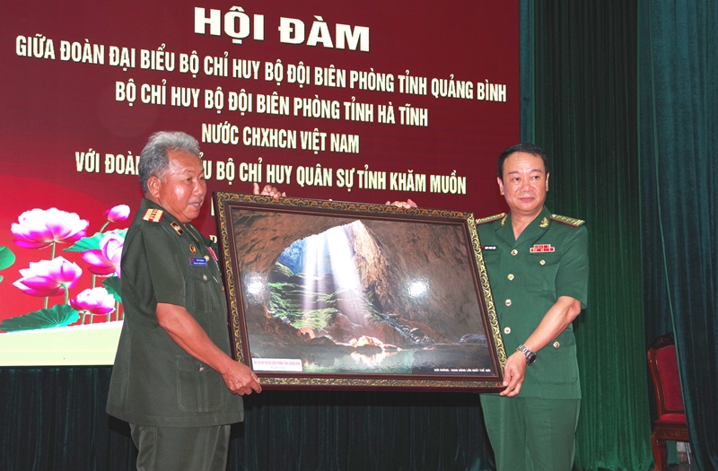 Đại tá Trịnh Thanh Bình, Chỉ huy trưởng BĐBP tỉnh tặng bức tranh lưu niệm cho cán bộ, chiến sĩ Bộ Chỉ huy Quân sự tỉnh Khăm Muộn (Lào).