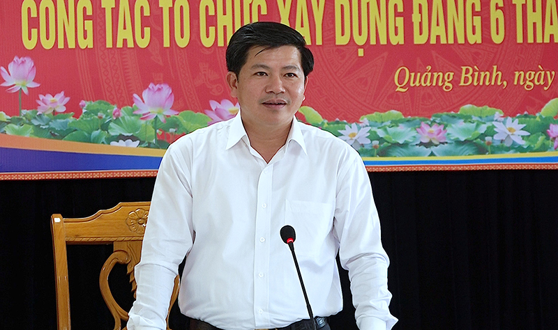 Đồng chí Trưởng ban Tổ chức Tỉnh ủy Trần Vũ Khiêm phát biểu tại hội nghị.