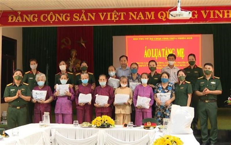 Bộ Chỉ huy Quân sự tỉnh Thừa Thiên-Huế thăm, tặng quà tại Trung tâm điều dưỡng và chăm sóc người có công, tháng 7/2021. (Ảnh: Tường Vi/TTXVN)