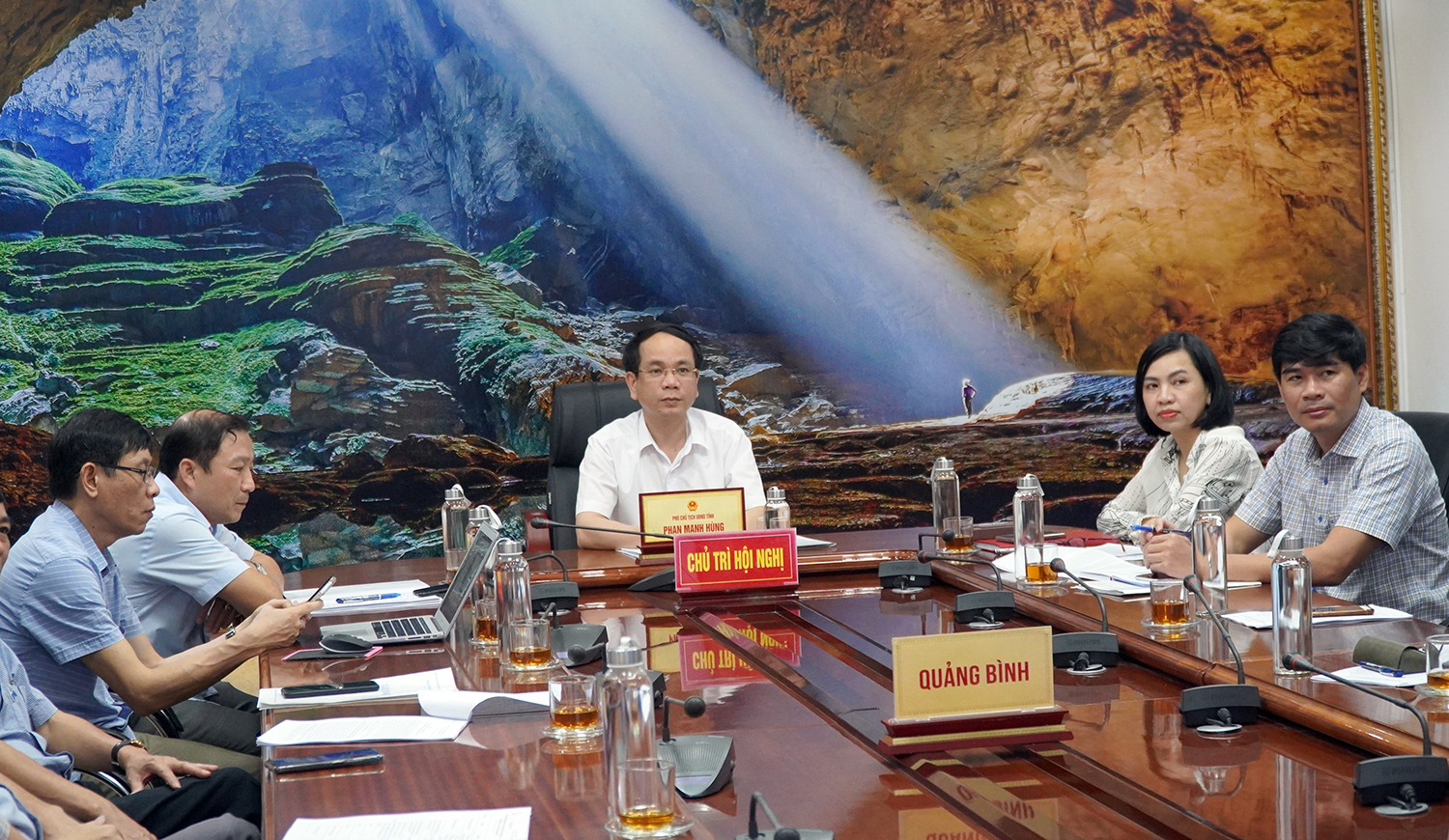 Đồng chí Phó Chủ tịch UBND tỉnh Phan Mạnh Hùng điều hành hội nghị tại điểm cầu Quảng Bình