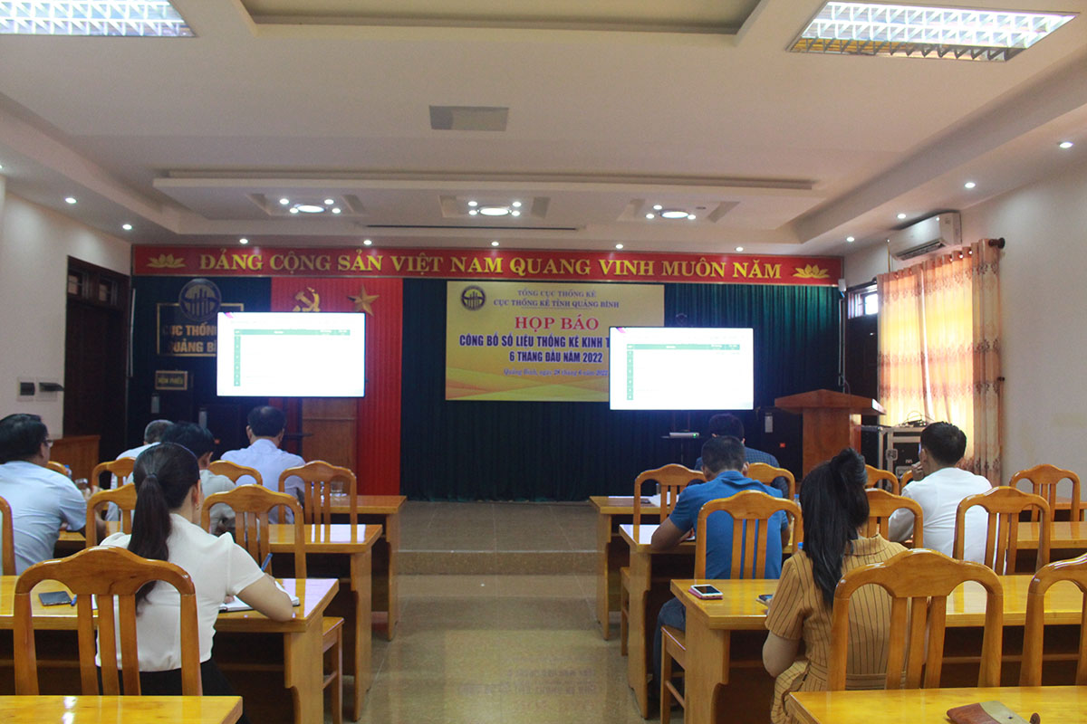 Các đại biểu dự Hội nghị trực tuyến công bố kết quả chính thức Tổng điều tra kinh tế và điều tra cơ sở hành chính năm 2021 tại Quảng Bình