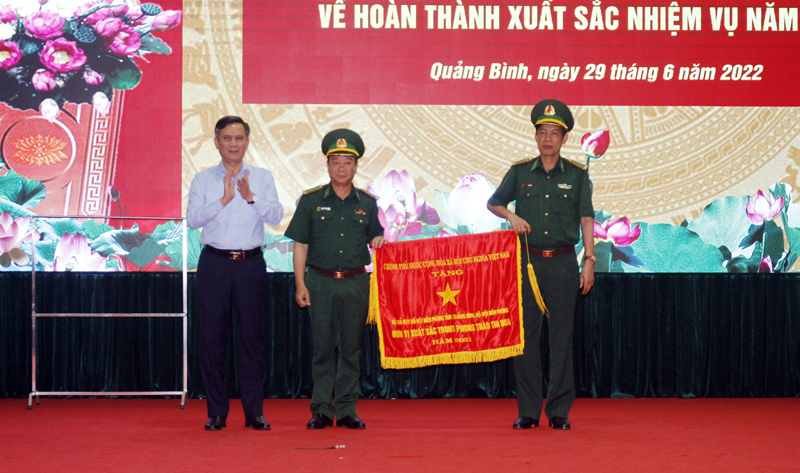  Thừa ủy quyền của Thủ tướng Chính phủ, đồng chí Trần Thắng, Phó Bí thư Tỉnh ủy, Chủ tịch UBND tỉnh trao Cờ thi đua của Chính phủ cho lực lượng BĐBP tỉnh.