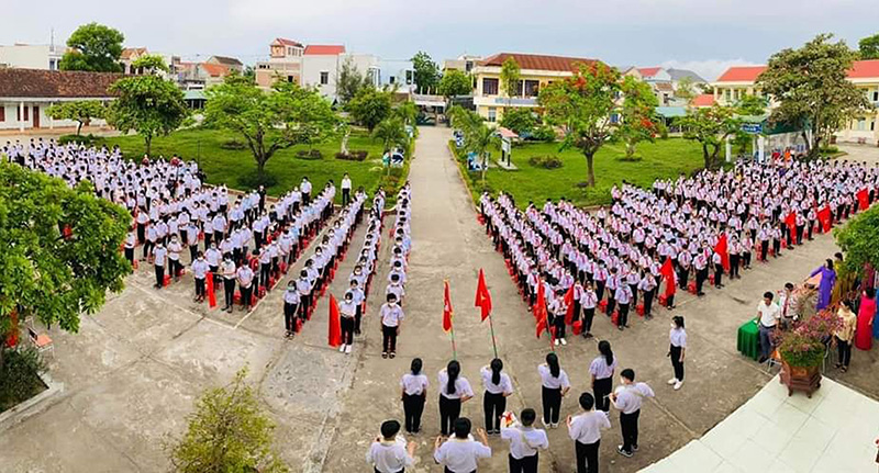  Một buổi sinh hoạt tập thể ở Trường THCS Quảng Thọ.