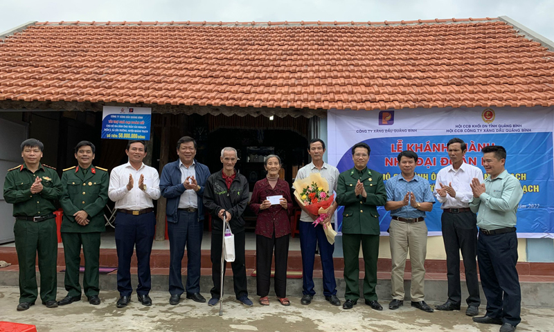 Hội CCB Khối DN tỉnh phối hợp với Công ty Xăng dầu Quảng Bình trao tặng nhà Đại đoàn kết cho gia đình có hoàn cảnh khó khăn trên địa bàn tỉnh.