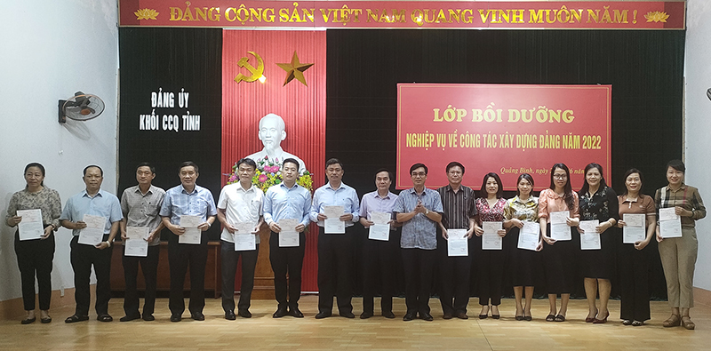 Đồng chí Bí thư Đảng ủy Khối CCQ tỉnh Nguyễn Thanh Lam trao thưởng cho các học viên xuất sắc. 