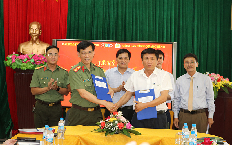 Lãnh đạo Công an tỉnh Quảng Bình và Đài PT& TH Quảng Bình đã ký kết Quy chế phối hợp mới. 