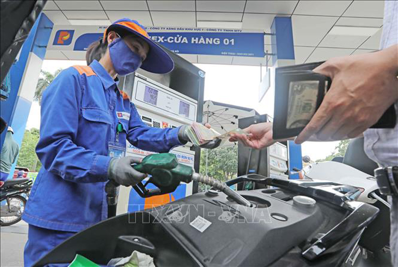  Mua bán xăng dầu tại điểm kinh doanh xăng, dầu số 1 của Petrolimex. Ảnh minh họa: Trần Việt/TTXVN