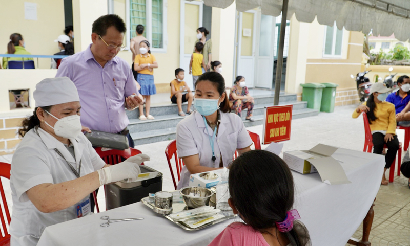 Lãnh đạo CDC Quảng Bình kiểm tra, giám sát công tác tiêm vắc xin phòng Covid-19 tại huyện Quảng Ninh.