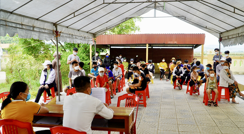 Người dân huyện Quảng Ninh tham gia tiêm vắc xin phòng Covid-19 trong ngày 30/6.