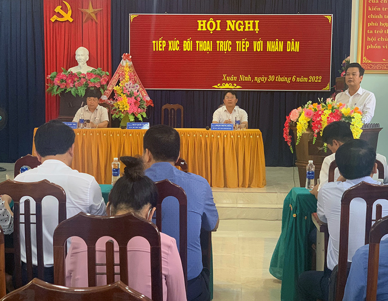 Đồng chí Bí thư Huyện uỷ Quảng Ninh Trần Quốc Tuấn trao đổi, giải đáp những kiến nghị của người dân xã Xuân Ninh.