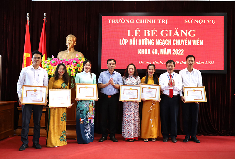 Đại diện lãnh đạo Sở Nội vụ và Trường Chính trị tỉnh tặng giấy khen cho các học viên đạt thành tích xuất sắc.