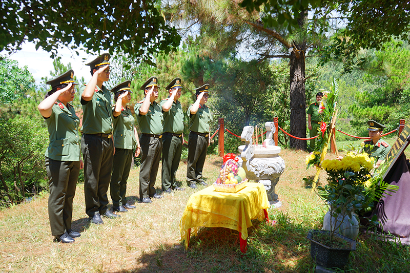 Cán bộ, chiến sĩ V03 Bộ Công an dâng hương, hoa mộ Đại tướng Võ Nguyên Giáp
