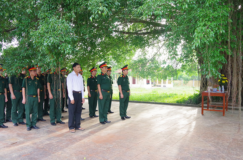 Bộ CHQS tỉnh dâng hương tại Khu di tích An Sinh