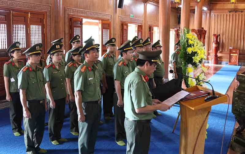 Khối thi đua An ninh Nhân dân báo công tại đền thờ Bác Hồ và khu mộ Đại tướng Võ Nguyên Giáp