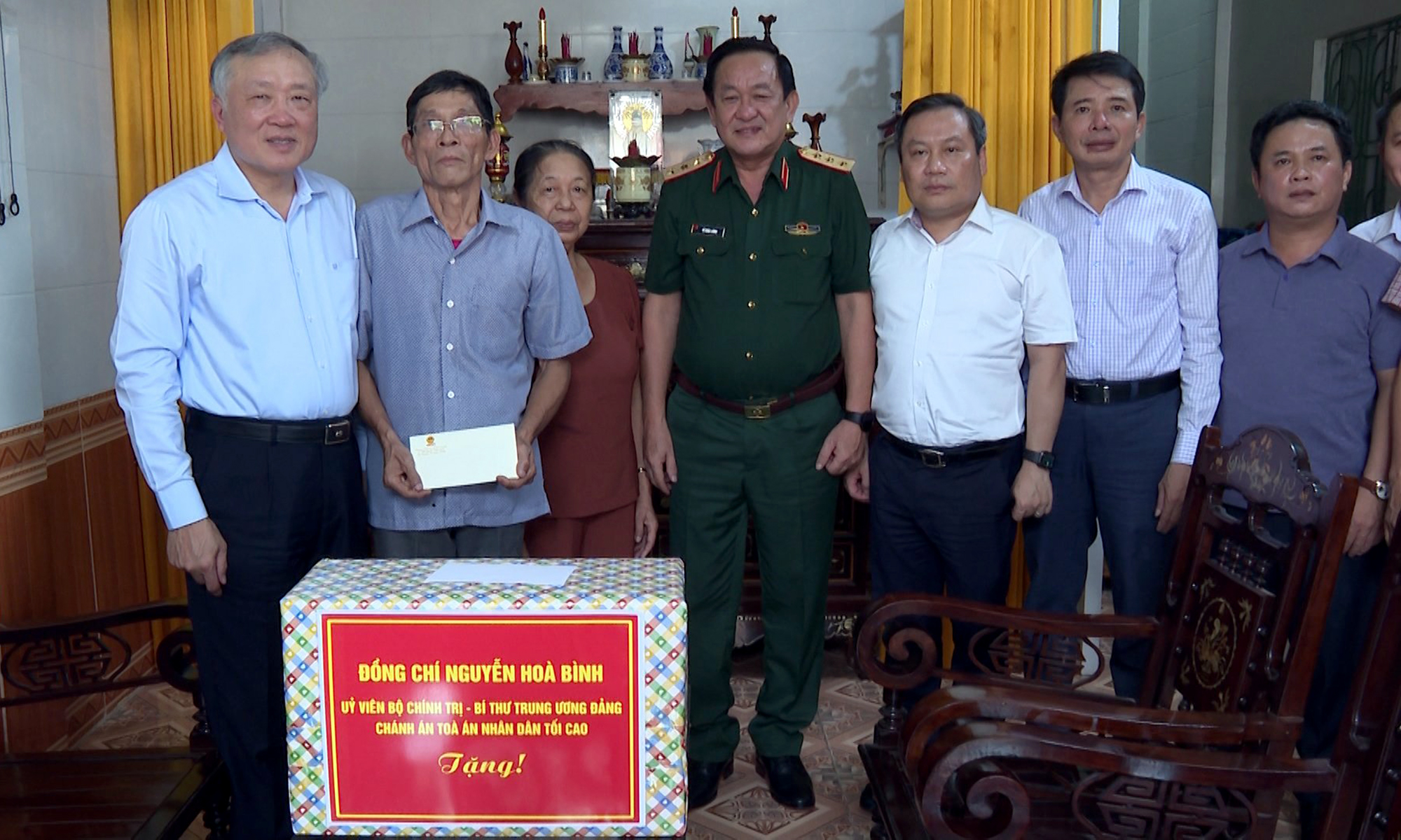 Đồng chí Chánh án Tòa án Nhân dân tối cao Nguyễn Hòa Bình thăm nạn nhân chất độc da cam