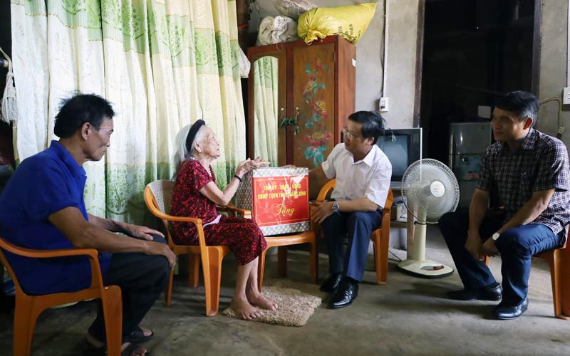Đồng chí Trưởng Ban Tuyên giáo Tỉnh ủy thăm các gia đình chính sách huyện Minh Hóa