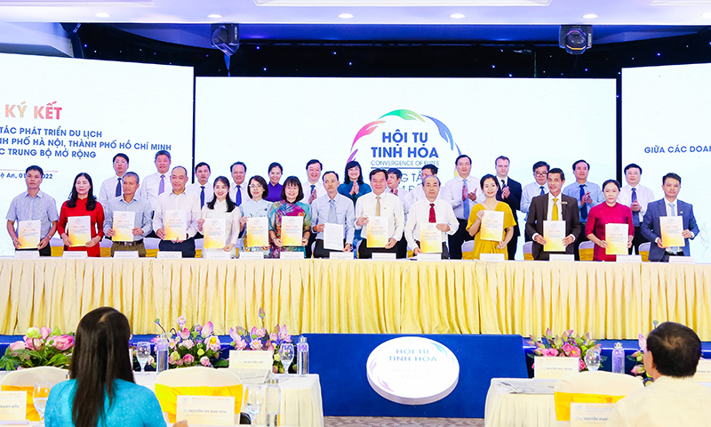 Các doanh nghiệp du lịch của TP. Hà Nội, TP. Hồ Chí Minh và 6 tỉnh cũng ký thoả thuận hợp tác phát triển du lịch.