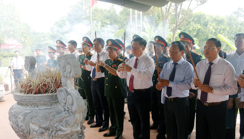 Đồng chí Nguyễn Trọng Nghĩa, Bí thư Trung ương Đảng, Trưởng Ban Tuyên giáo Trung ương và lãnh đạo tỉnh dâng hương tưởng niệm các các liệt sỹ tại hang Lèn Hà.