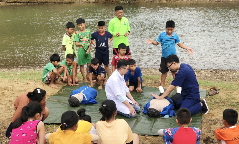 Các y bác sĩ Trung tâm Cấp cứu 115 Quảng Bình hướng dẫn sơ cấp cứu đuối nước cho học sinh ở xã Tân Hóa.