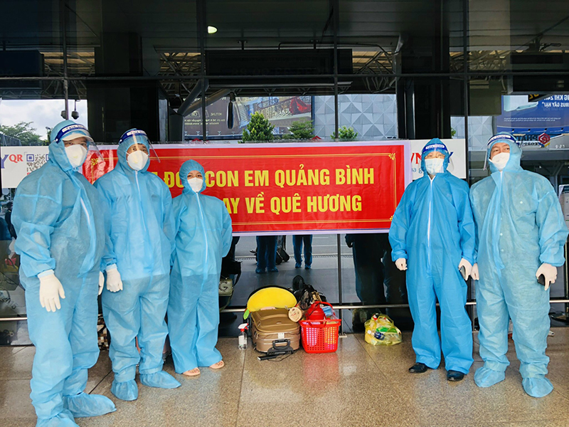 Các nhà báo Quảng Bình trao đổi, hướng dẫn công việc cùng đoàn cán bộ tỉnh Quảng Bình trước lúc đưa đồng bào về quê tránh dịch Covid-19 tại Sân bay Tân Sơn Nhất.