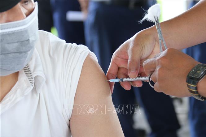 Tiêm vaccine nhắc lại phòng COVID-19 cho Công ty TNHH Juki Việt Nam (khu chế xuất Tân Thuận, Quận 7, Thành phố Hồ Chí Minh). Ảnh: Thanh Vũ/TTXVN