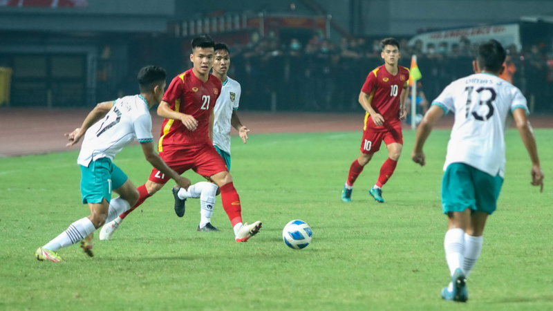 Các cầu thủ U19 Việt Nam đứng vững trước sức ép từ CĐV Indonesia trên sân Patriot.Ảnh: VFF