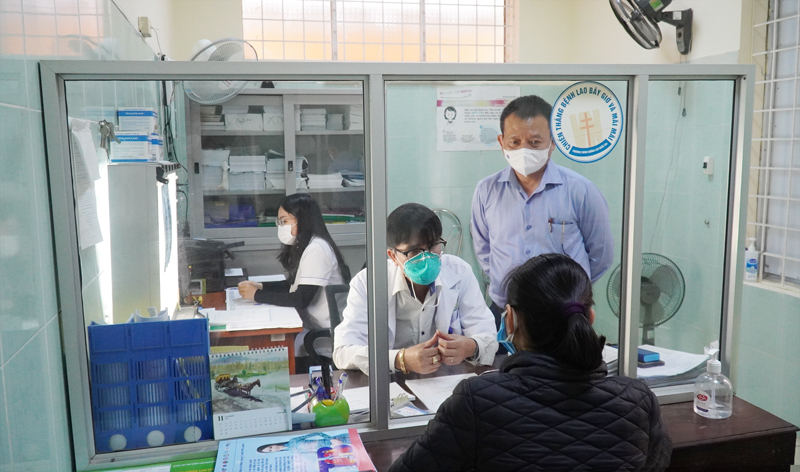 Bệnh nhân được khám và tư vấn điều trị bệnh lao tại Phòng khám đa khoa Trung tâm Kiểm soát bệnh tật tỉnh.