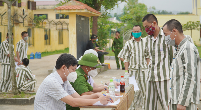 Trug tâm Kiểm soát bệnh tật tổ chức khám và phát hiện chủ động bệnh lao cho phạm nhân tại Trại giam Đồng Sơn.