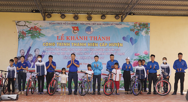 Các cụm Đoàn huyện Bố Trạch trao tặng xe đạp cho các học sinh có hoàn cảnh đặc biệt khó khăn.
