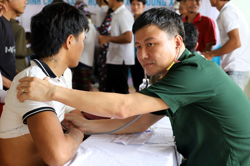 Bác sỹ, trung tá Nguyễn Xuân Thành khám bệnh cho người dân xã Trường Xuân