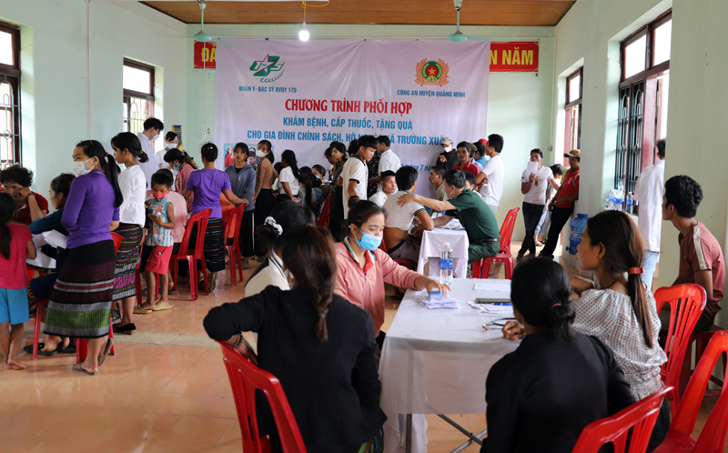 Chương trình khám, cấp phát thuốc miễn phí được đội ngũ y bcs sỹ Bệnh viện quân y 175 (TP. Hồ CHí Minh) phối hợp với Công an huyện quảng Ninh triển khai tại xã Trường Xuân